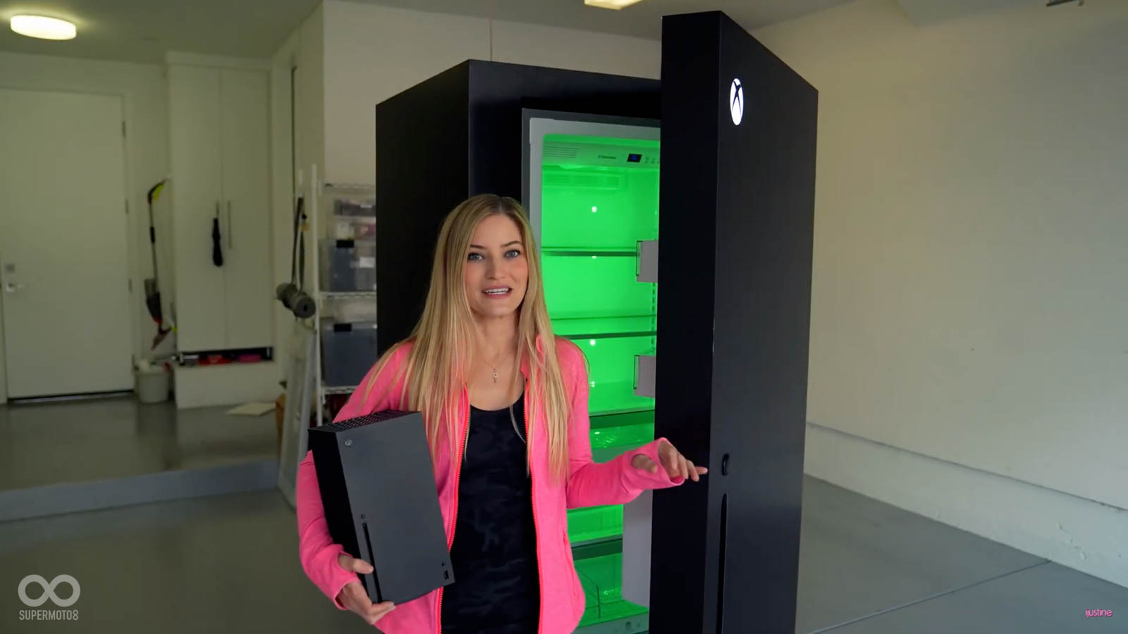光碟機被改為冰箱把手；內部也換上XBOX招牌綠光